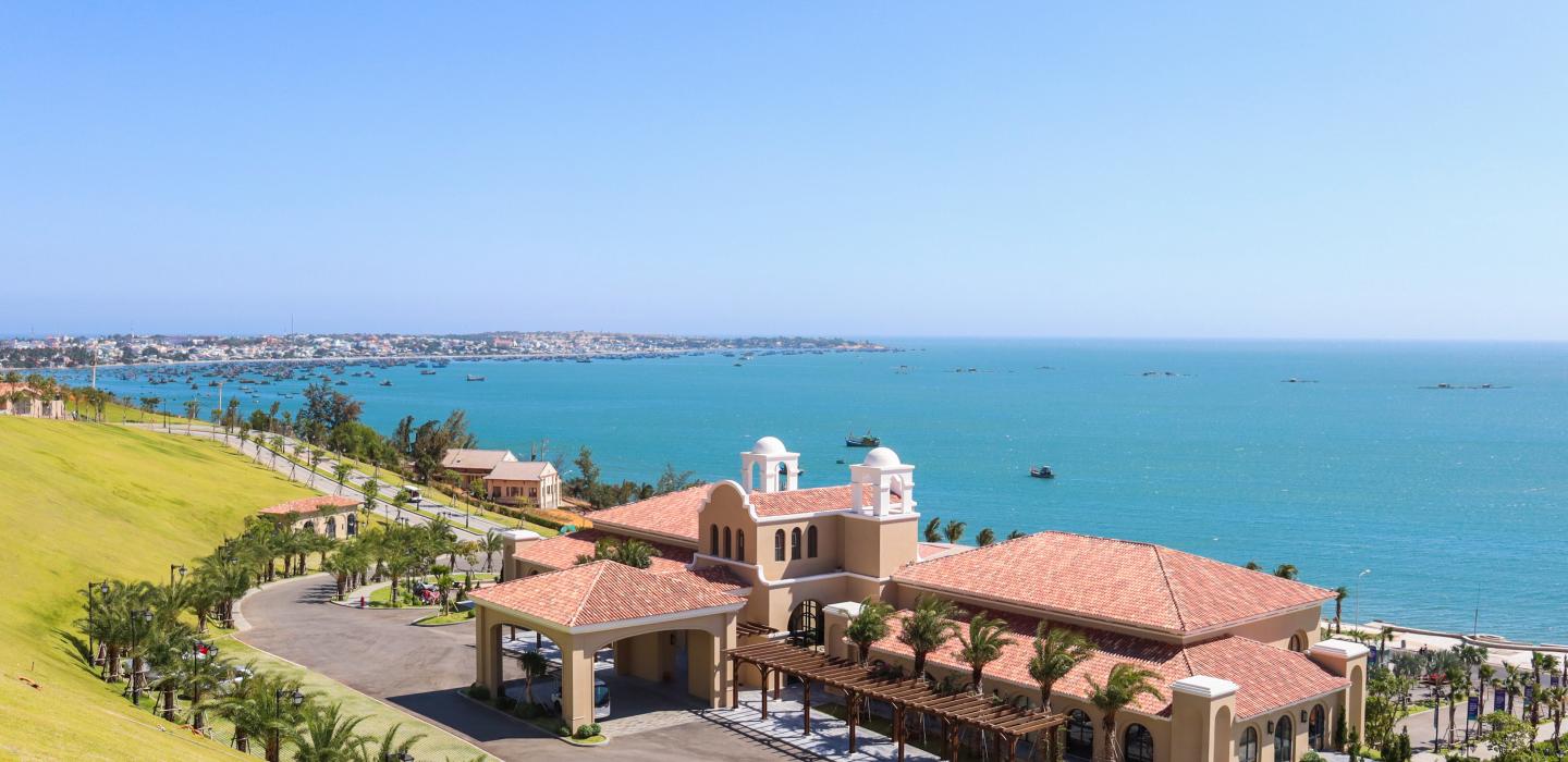 NovaHills Mui Ne Resort & Villas - Centara Mirage Resort Mui Ne được vận hành theo tiêu chuẩn 4 sao quốc tế