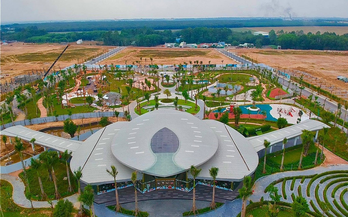 Khu đô thị đa chức năng Gem Sky World với nhiều tiện ích đa chức năng về giáo dục, giải trí và y tế đang được hoàn thiện (Hình thực tế vào tháng 5/2021).